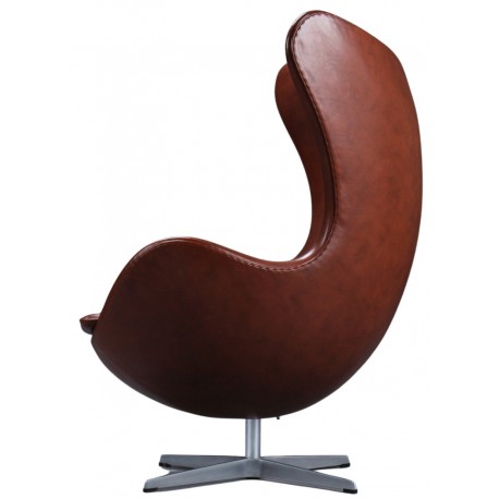 Arne Jacobsen. Fotel "The Egg" tapicerowany skórą półanilinową w kolorze głębokiego koniaku